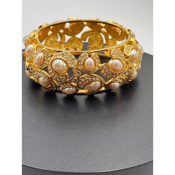 Ivana Trump Signed Vintage Faux Pearl Cabochon Gold Plated Hinged Bangle - Picture 6 of 8